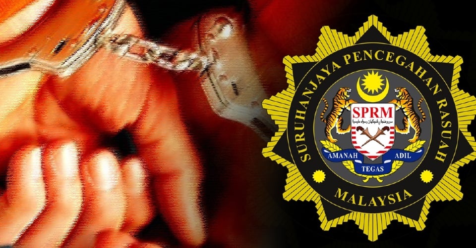 இரண்டு குடிநுழைவு அதிகாரிகள் கைது