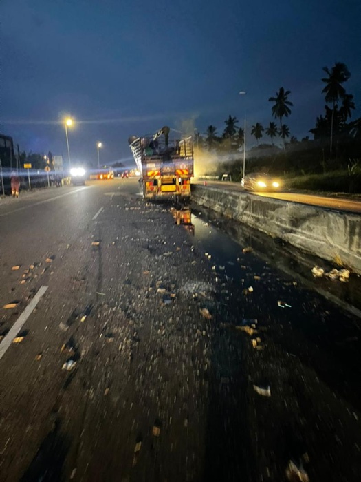 இரு லோரிகள் மோதிக் கொண்டதில் ரசாயனம் கசிந்தது