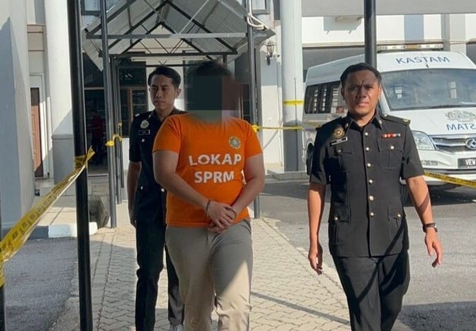 கையூட்டுப் பெற்ற போலீஸ் அதிகாரி கைது