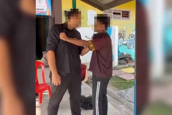 ஆசிரியரை மாணவர் தாக்கிய சம்பவம் - போலீஸ் விசாரணைக்கே விட்டு விடுகிறோம்: கல்வி அமைச்சர் கூறுகிறார்