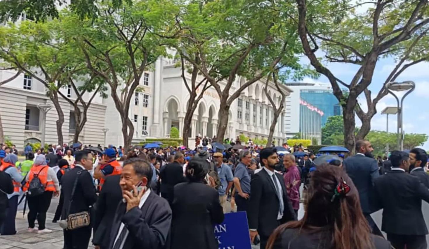 நீதித்துறையின் மாண்பைக் காக்க புத்ராஜெயாவில் திரண்டனர் 400 க்கும் மேற்பட்ட வழக்கறிஞர்கள்