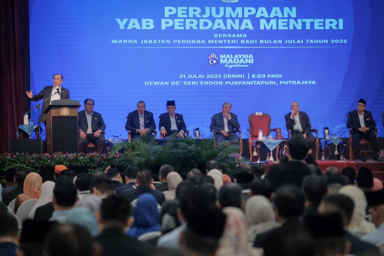 நாடாளுமன்றத்தில் நம்பிக்கையில்லாத் தீர்மானத்தைக் கொண்டு வாருங்கள்: பிரதமர் அன்வார் சவால்