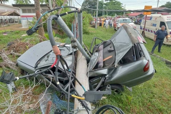 கார் மின்சாரக் கம்பத்தில் மோதி தடம் புரண்டதில் ஆடவர் மரணம்