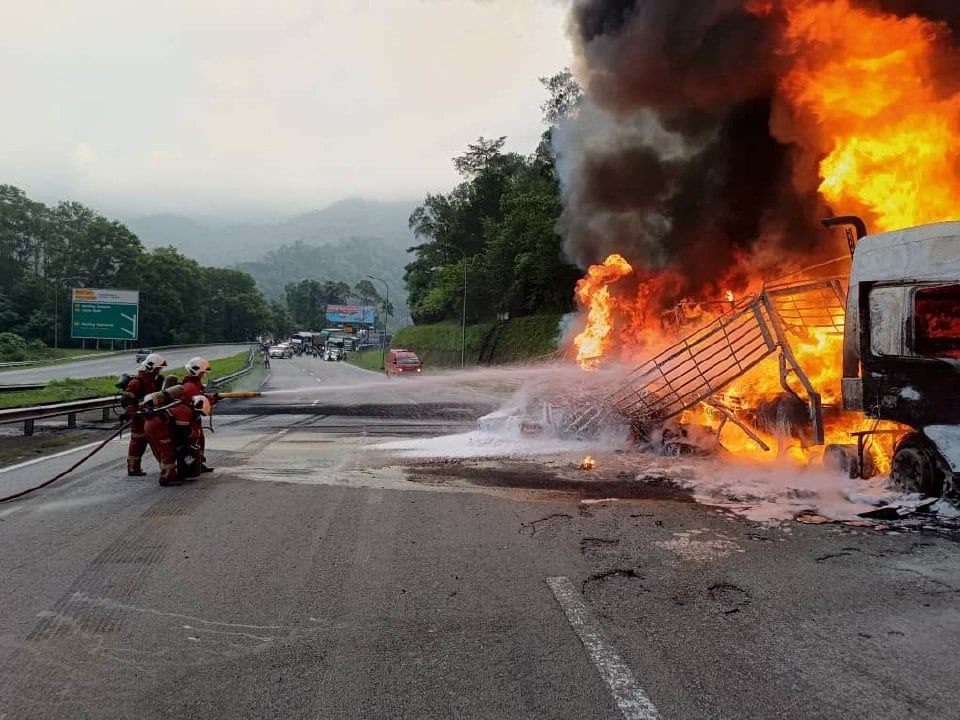 சாலை நடுவே லோரி தீப்பற்றிக் கொண்டது