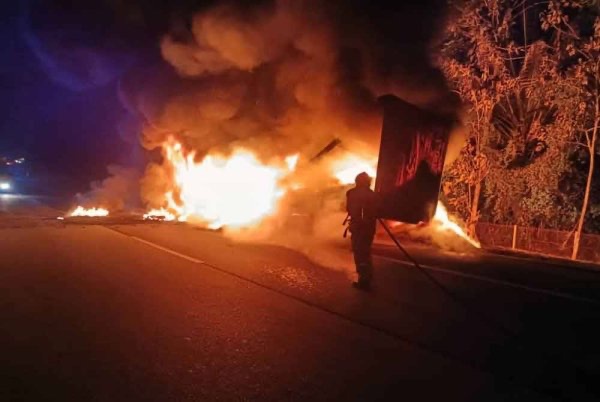 பிளாஸ்டிக் பொருட்களை ஏற்றிச் சென்ற கொண்டேனா லோரி தீப்பற்றிக் கொண்டது