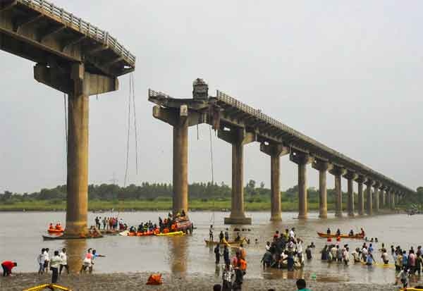 குஜராத்தில் பாலம் இடிந்ததில் 10 பேர் பலி