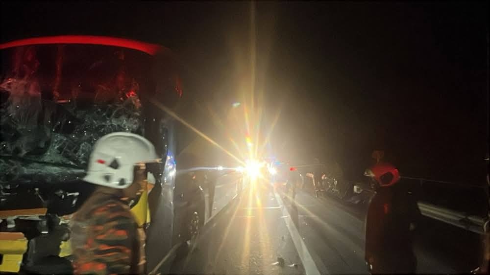 டிரெய்லர் லோரியுடன் பேருந்து மோதியது: நால்வர் காயம்