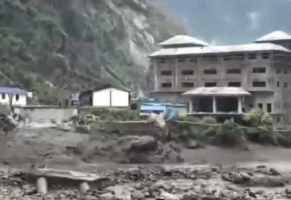 சீனா-நேப்பாள எல்லையில் மண் சரிவு: 17 பேரைக் காணவில்லை