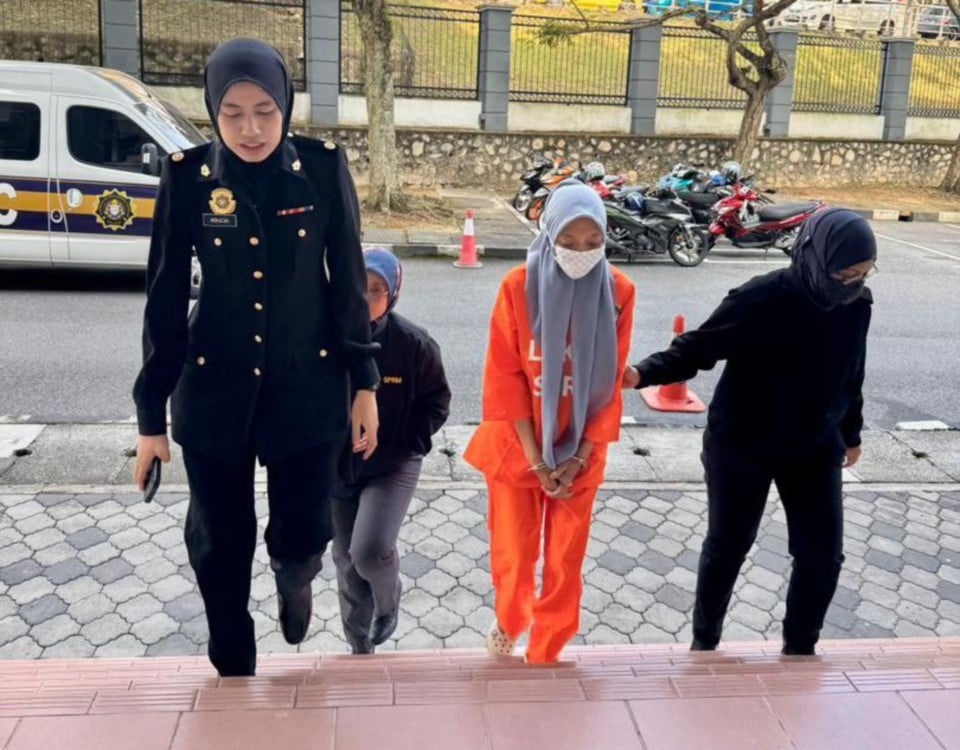 சுற்றுலா நிறுவனப் பெண் குமாஸ்தா கைது