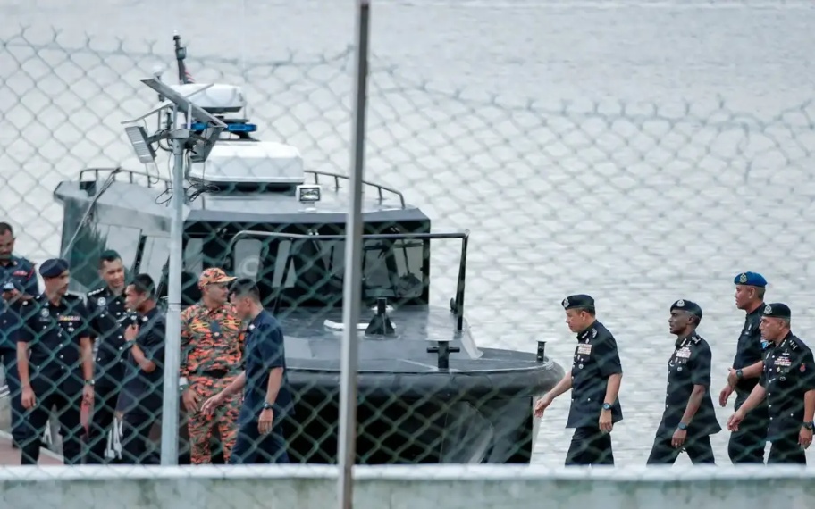 கருப்புப் பெட்டியை மீட்பதில் முதல் கவனம் செலுத்தப்படுகிறது