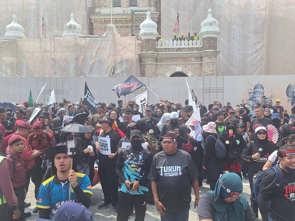 துருன் அன்வார் பேரணியில் மழையையும் பொருட்படுத்தாமல் சுமார் 15 ஆயிரம் பேர் திரண்டனர்