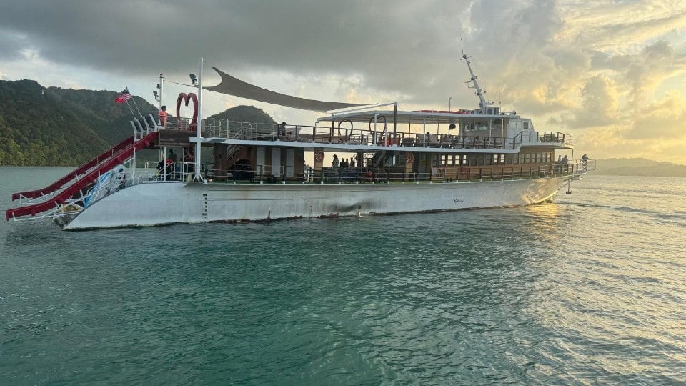 லைசென்ஸின்றி போக்குவரத்துச் சேவை, உல்லாசக் கப்பல் தடுக்கப்பட்டது