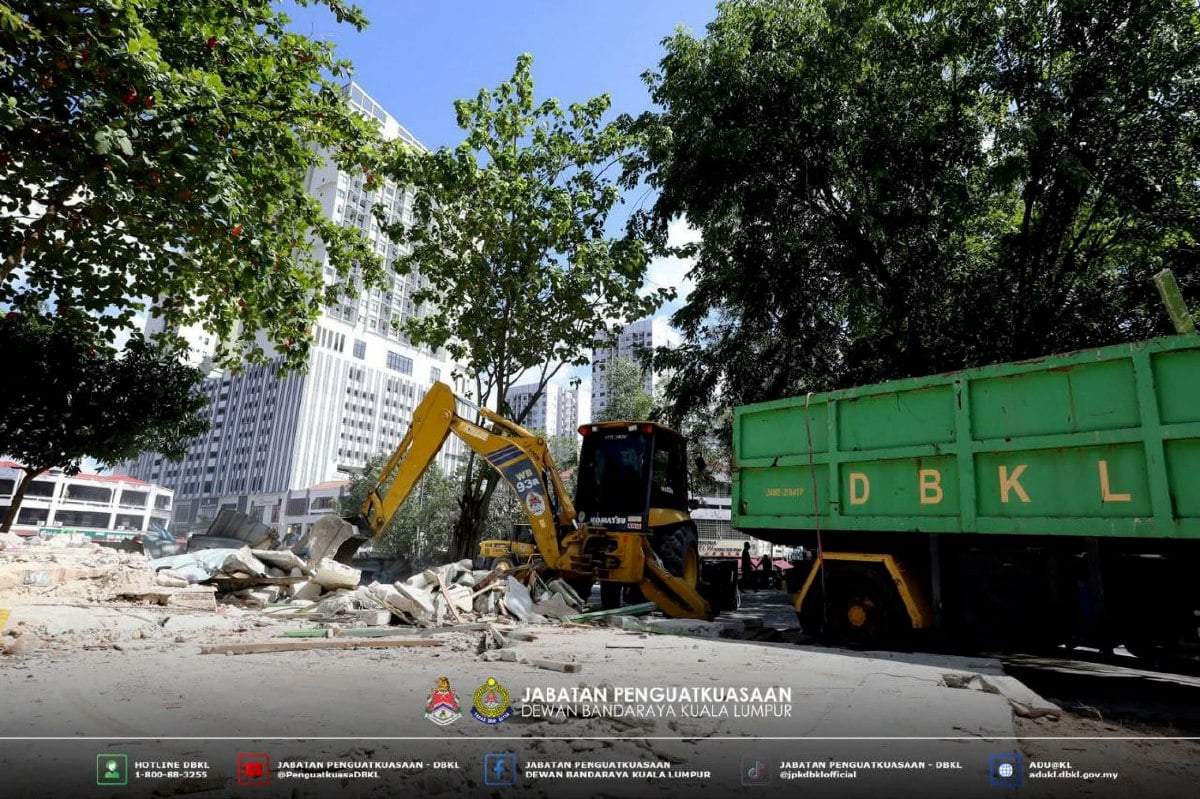 மஞ்சாலாராவில் சட்டவிரோதக் கடைகள் இடிப்பு: டிபிகேஎல் அதிரடி நடவடிக்கை!