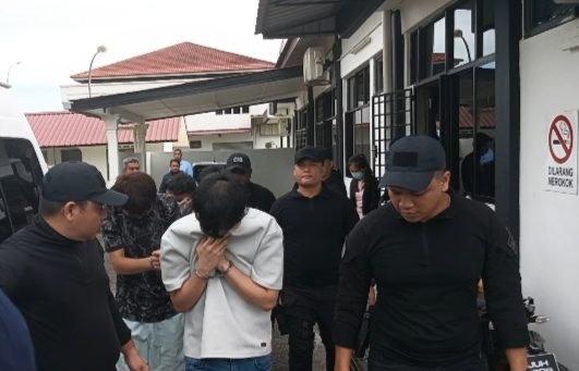 ஆடவரை ரப்பர் குழாயினால் தாக்கியதாக மூவர் மீது குற்றச்சாட்டு