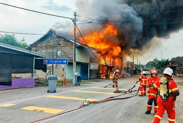 மலாக்காவில் 100 ஆண்டுக் கடைகள் தீயில் அழிந்தன