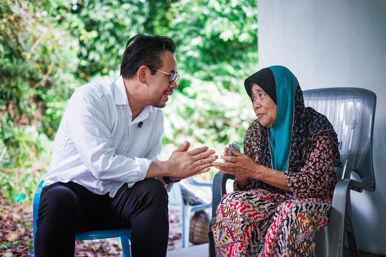 பக்கவாதத்தினால் பாதிக்கப்பட்டவரின் நீண்ட நாள் ஆசையை நிறைவேற்றினார் அமைச்சர் ஸ்டீவன் சிம்