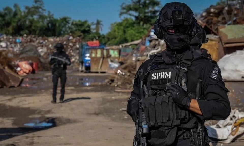 பழைய இரும்புகள் கடத்தல்: 32 பேரிடம் விசாரணை