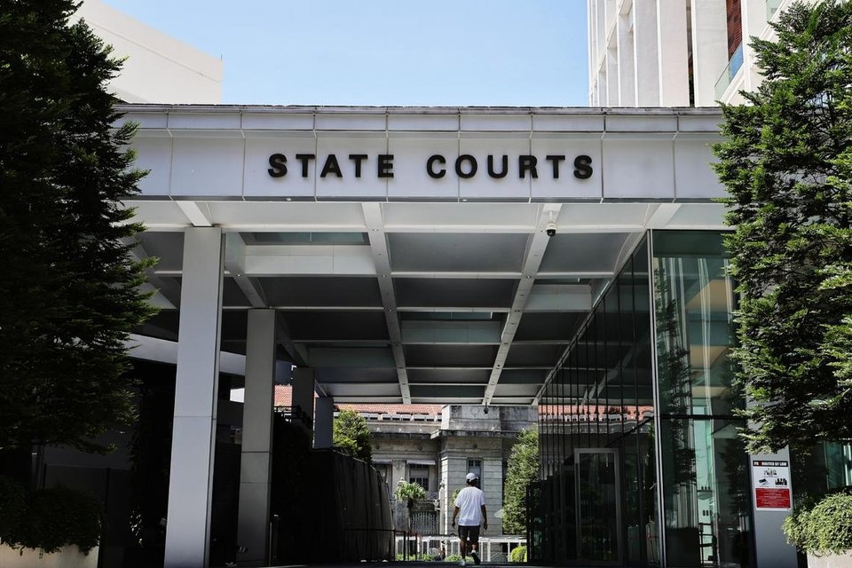 மாணவனுடன் பாலியல் செயலில் ஈடுபட்டதாக பெண் ஆசிரியர் மீது குற்றச்சாட்டு