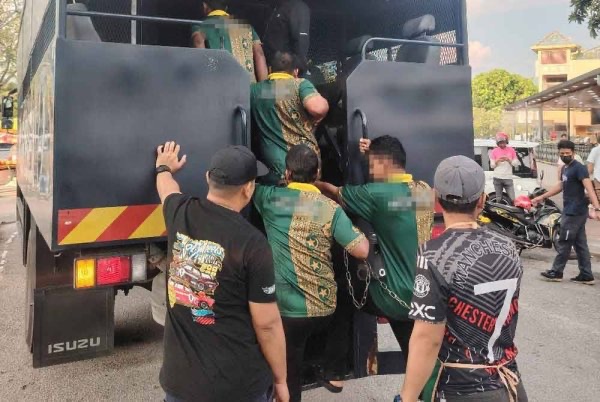 இரண்டு உணவகங்களிலும், ஒரு முடித் திருத்தும் நிலையத்திலும் திடீர் சோதனை