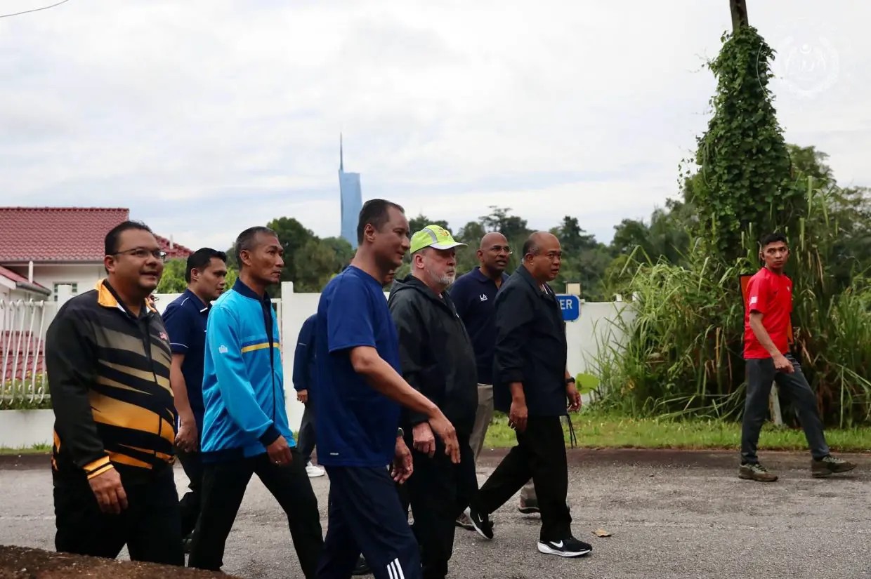 அடைப்பட்ட வடிகால்களைப் பார்வையிட்டார் மாமன்னர்