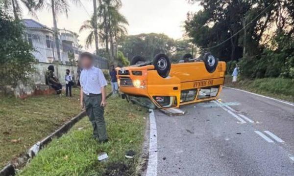 பள்ளி வேன் கவிழ்ந்ததில் 11 மாணவர்கள் காயமுற்றனர்