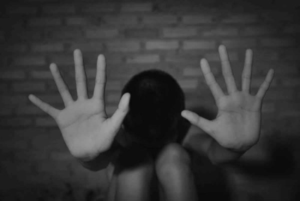 வளர்ப்பு மகள் சித்ரவரை: மாதுவுக்கு 8 ஆண்டுச் சிறை