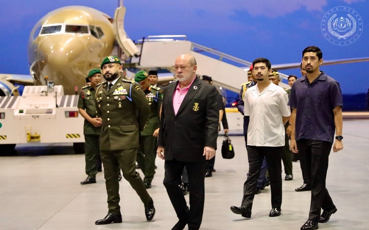 ரஷ்யா பயணத்தை முடித்துக் கொண்டு நாடு திரும்பினார் மாமன்னர்