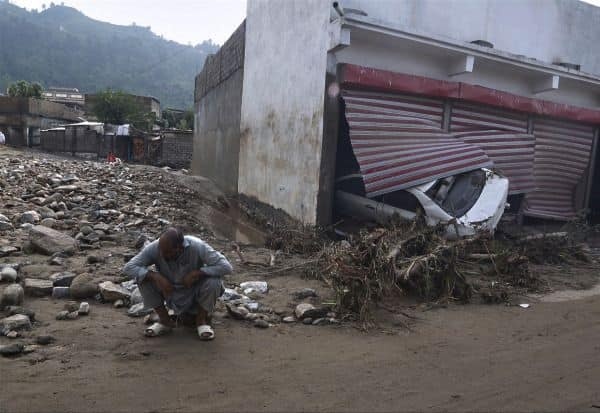 பாகிஸ்தான் வெள்ளம்: பலி எண்ணிக்கை 300ரைத் தாண்டியது