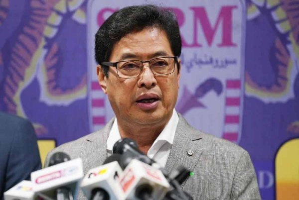 தடுத்து வைக்கப்பட்டவர்களில் இருவர் தங்களை ஊடகவியலாளர்கள் என்று அடையாளப்படுத்திக் கொண்டனர்