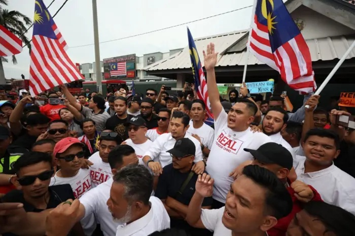 போலீசாரின் உத்தரவையும் மீறி, சுமார் 200 பேருடன் திரண்டார் அம்னோ இளைஞர் பிரிவுத் தலைவர் அக்மால்