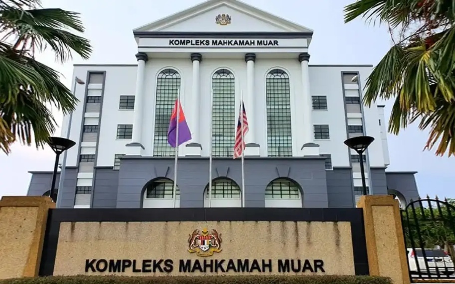 பெண் பயணியிடம் ஆபாசச் சேட்டை: டாக்சியோட்டி மீது குற்றச்சாட்டு