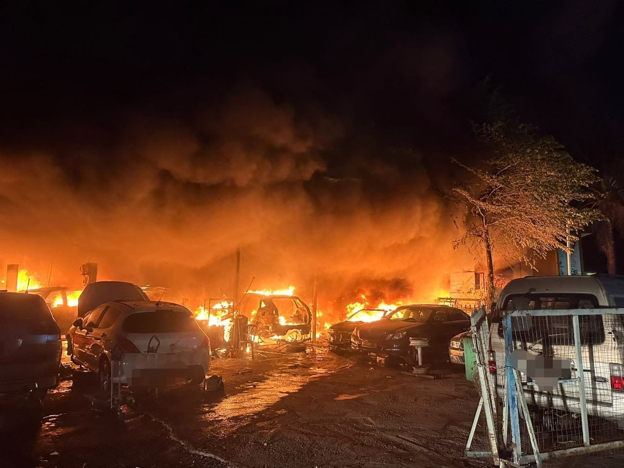 வாகனப் பட்டறையில் தீ: 40 வாகனங்கள் அழிந்தன