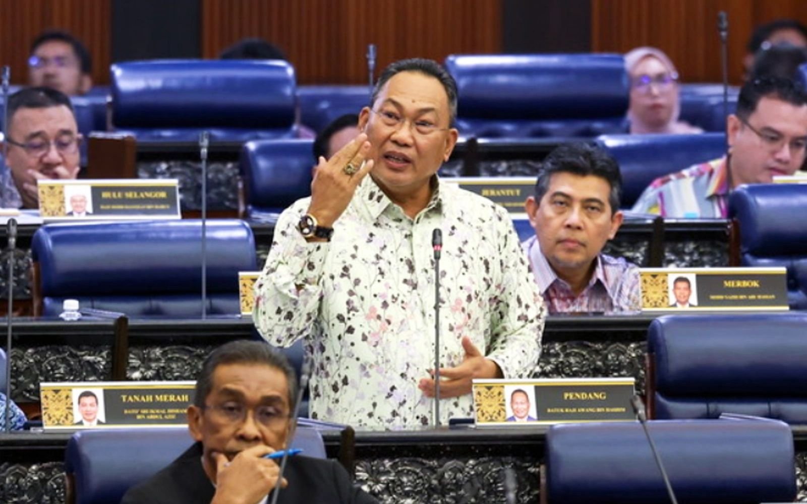 ஆர்எஸ்என் ராயரை ஒண்டிக்கு ஒண்டி குத்திக் கொள்ள சவால் விடுத்த பெண்டாங் எம்.பி. 10 நாள் இடை நீக்கம்