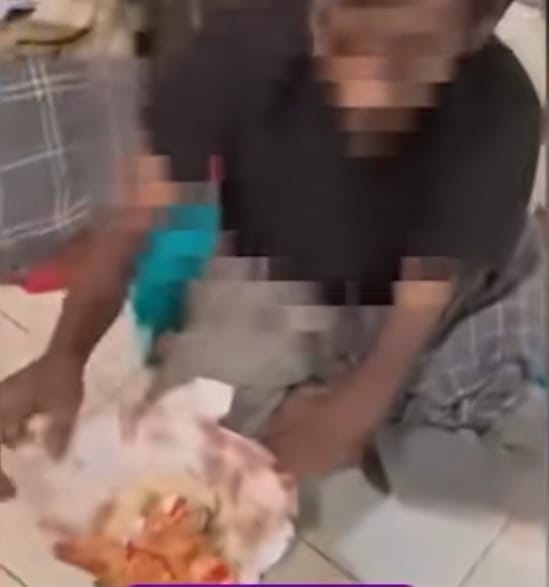 பொது நல ஆலோசனை என்ற பெயரில் கோழி எலும்புத் துண்டை உணவாகக் கொடுப்பதா? கண்டனம் வலுக்கிறது