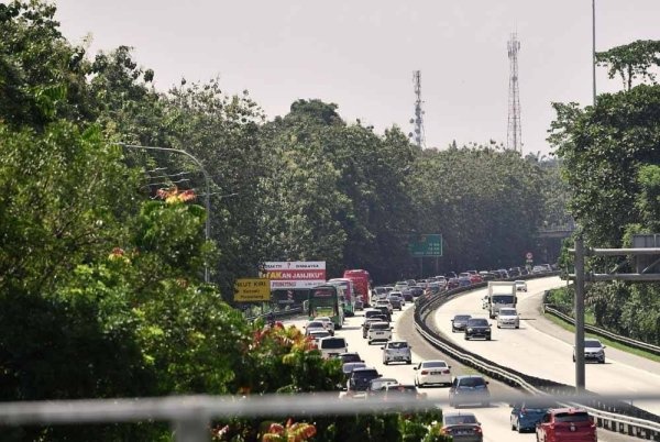 சிமெண்ட் லோரி குடை சாய்ந்தது: 7 கிலோமீட்டர் வரை போக்குவரத்து நிலைக் குத்தியது