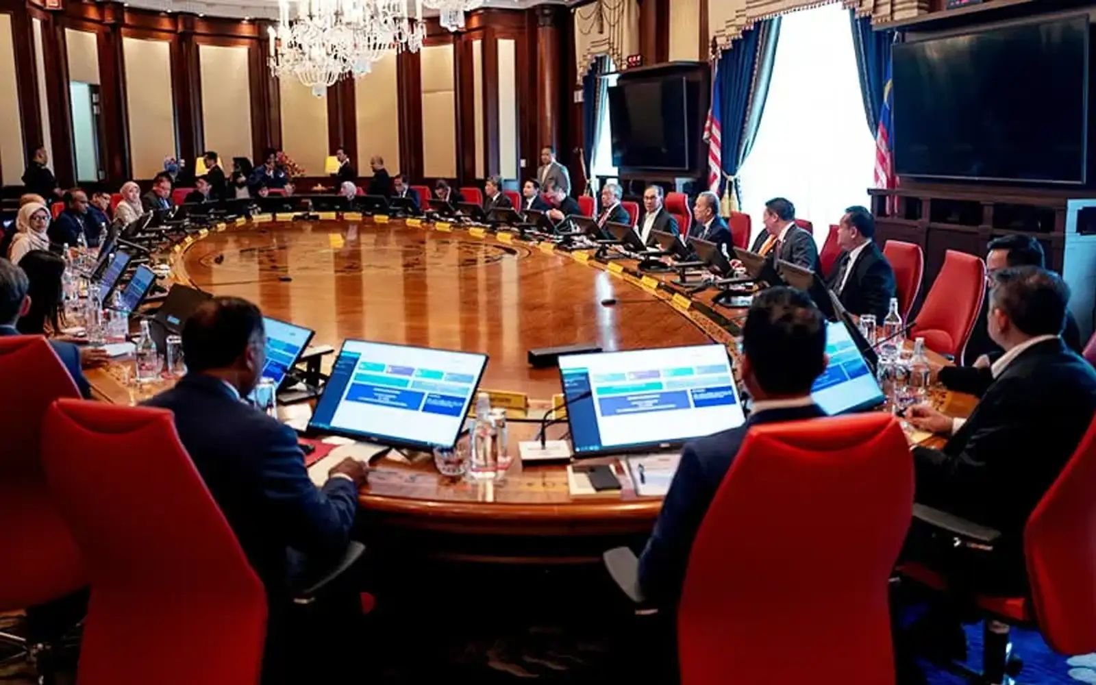 அமைச்சரவை முடிவுகளில் வெளியாட்கள் தலையீடுயில்லை