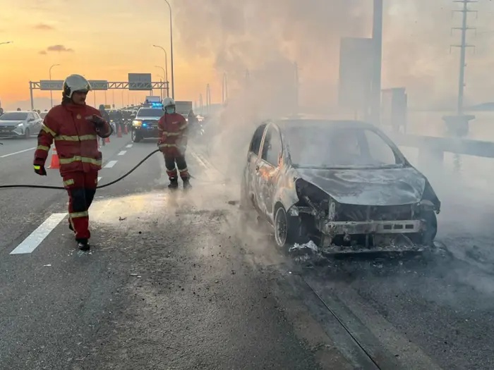 பினாங்கு பாலத்தில் கார் தீப் பிடித்துக் கொண்டது: போக்குவரத்து ஸ்தம்பித்தது