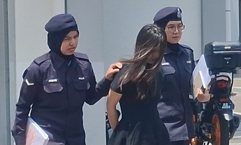 குடிநுழைவு அதிகாரியைக் காயப்படுத்திய சீன நாட்டுப் பெண்ணுக்கு ஒரு மாதச் சிறைத் தண்டனை