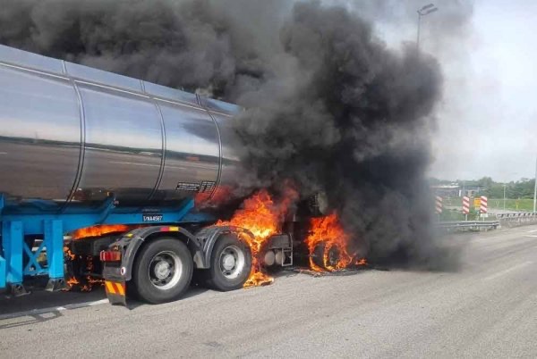 செம்பனை எண்ணெய் டெங்கர் தீப்பற்றிக் கொண்டது