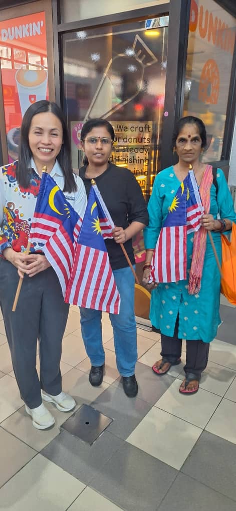 பொதுமக்களுக்கு தேசியக் கொடிகளை வழங்கினார் துணை அமைச்சர் தியோ நீ சிங்