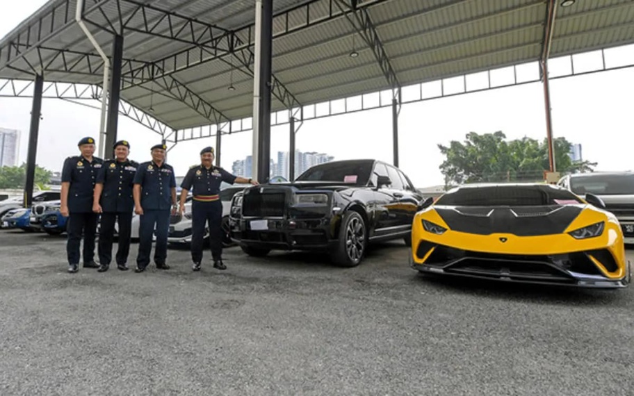 சாலை வரி இல்லாத ஆடம்பரக் கார் பறிமுதல்