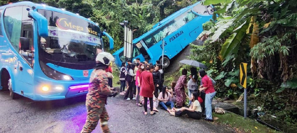 பேருந்து கவிழ்ந்ததில் 6 பேர் காயம், 24 பேர் தப்பினர்