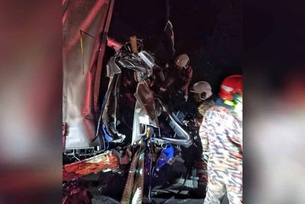 லோாரியும், பேருந்தும் மோதிக் கொண்டன: 9 பயணிகள் உயிர் தப்பினர்