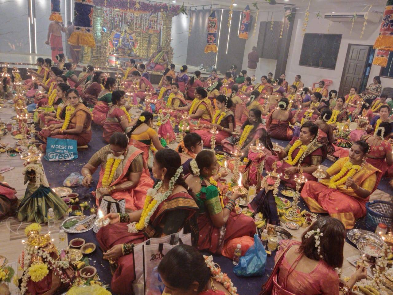 வரலட்சுமி விரதத்தை முன்னிட்டு 108 சுமங்கலிகளின் குத்து விளக்குப் பூஜை