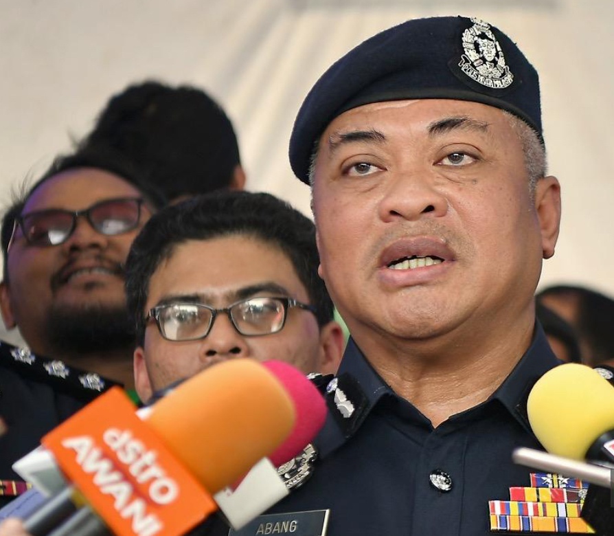 கடுமையான வெட்டுக் காயங்களுடன் ஆடவரின் உடல்