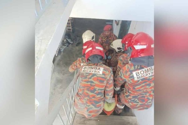 உடல் பருமனான மாதுவை இறக்குவதற்கு தீயணைப்புப் படை உதவி நாடப்பட்டுள்ளது