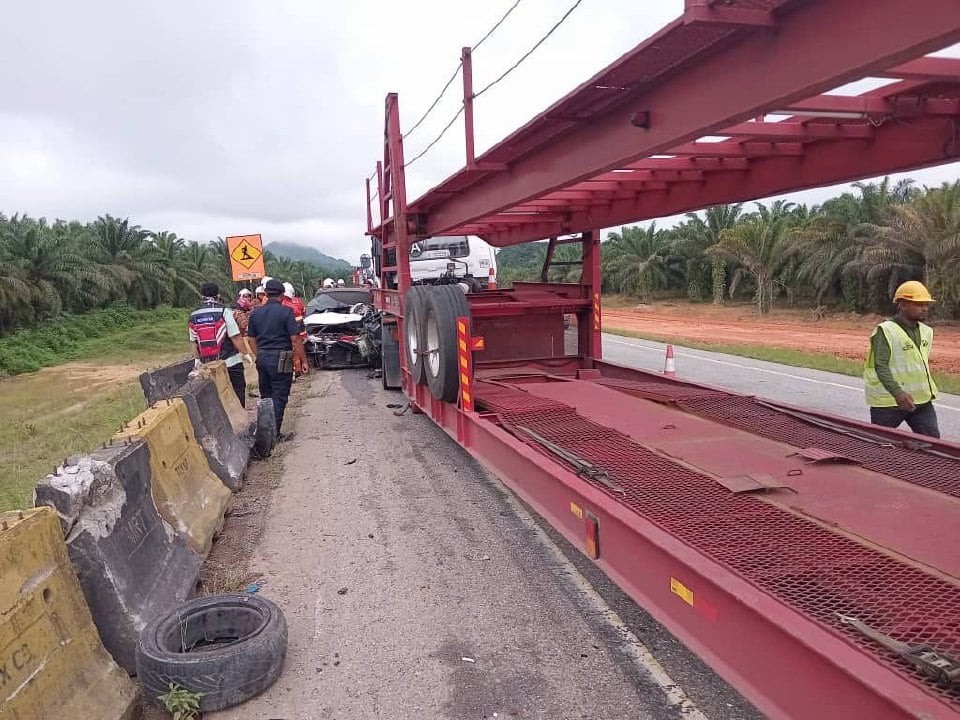 லோரி – கார் மோதல்: நால்வர் பலி