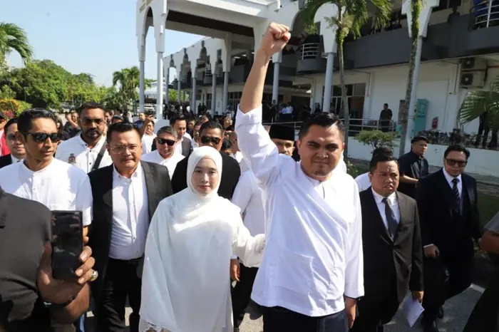 பொதுமக்களுக்கு அச்சுறுத்தலை ஏற்படுத்தும் உள்ளடக்கப் பதிவேற்றம்: அம்னோ இளைஞர் பிரிவுத் தலைவர் அக்மால் குற்றஞ்சாட்டப்பட்டார்