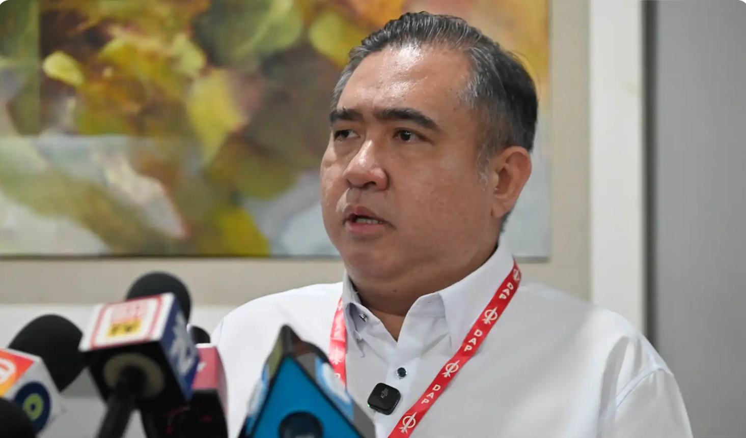 தேசியக் கொடி விவகாரத்தில் வேடிக்கை பார்ப்பவர்கள் கலங்கிய நீரில் மீன்களைப் பிடிக்க வேண்டாம் – அந்தோணி லோக் கடும் எச்சரிக்கை!