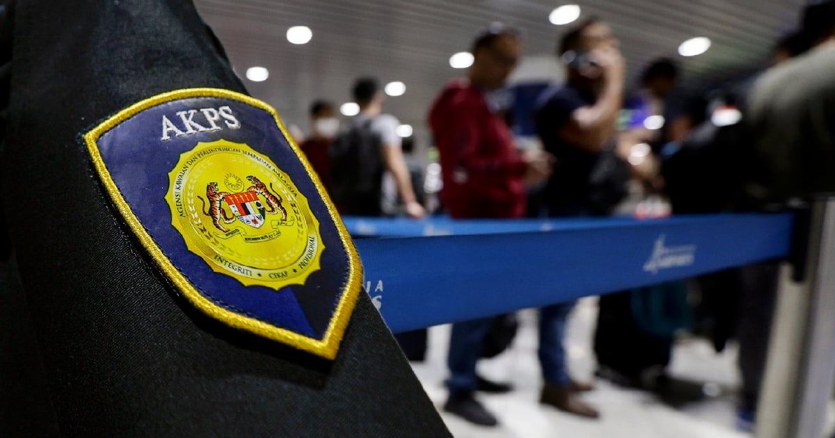 போலி சிறப்பு அட்டை: இந்தியப் பிரஜை கைது